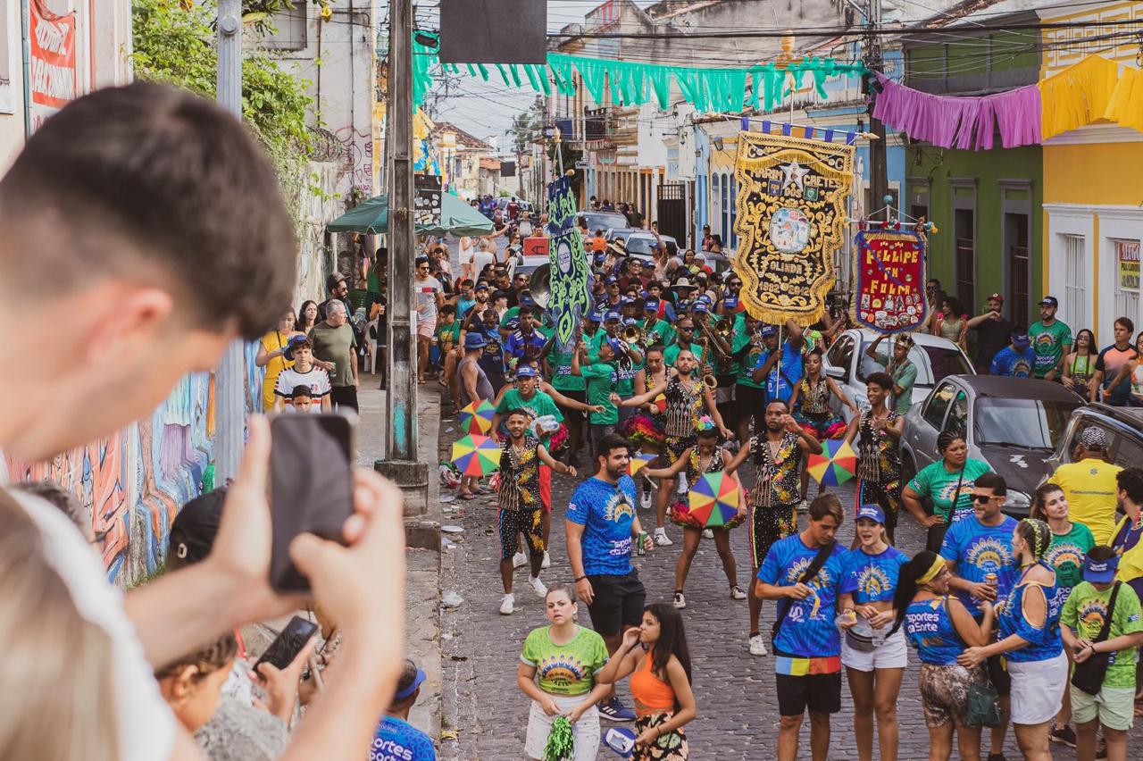 Desfile pelas ruas históricas de Olinda