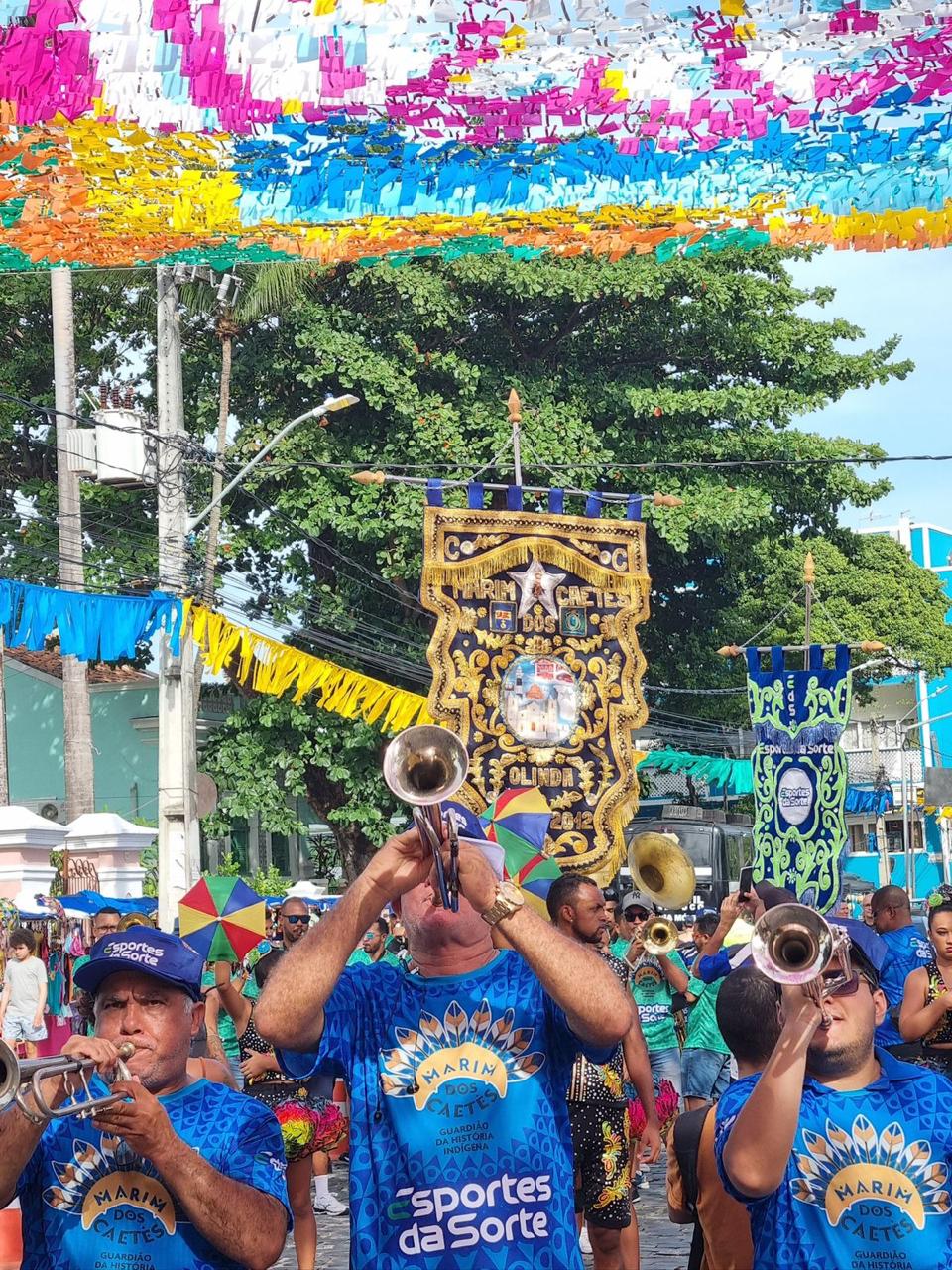 Fanfarra com estandarte sob decoração colorida